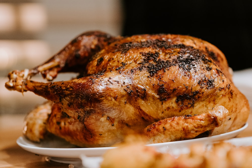 Pollo asado en plato de cerámica blanca