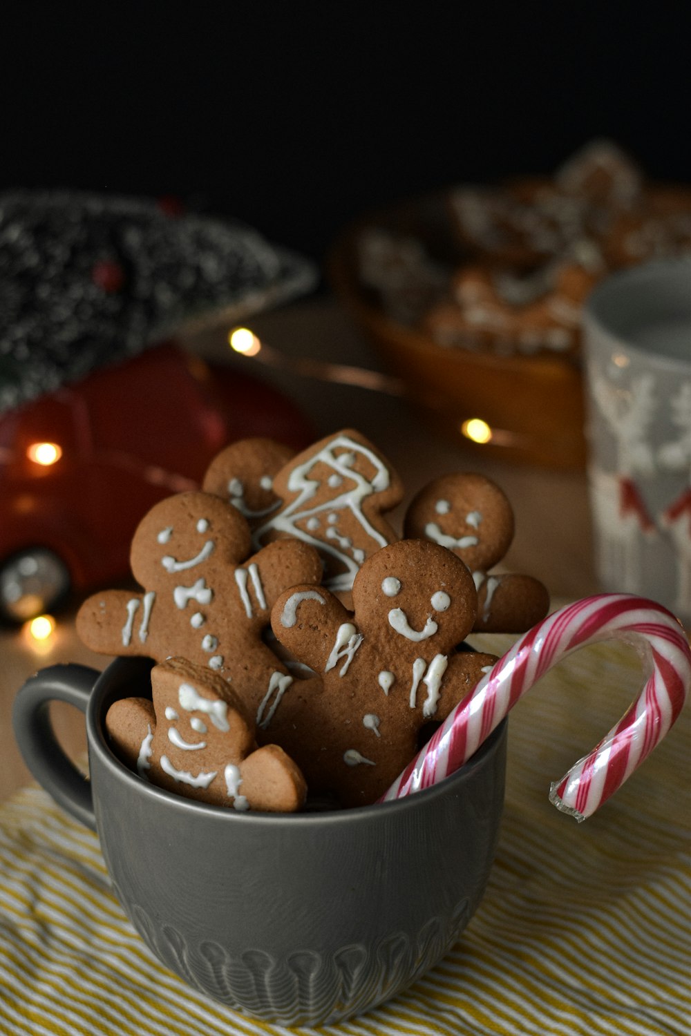 biscuits bruns dans une tasse en céramique blanche