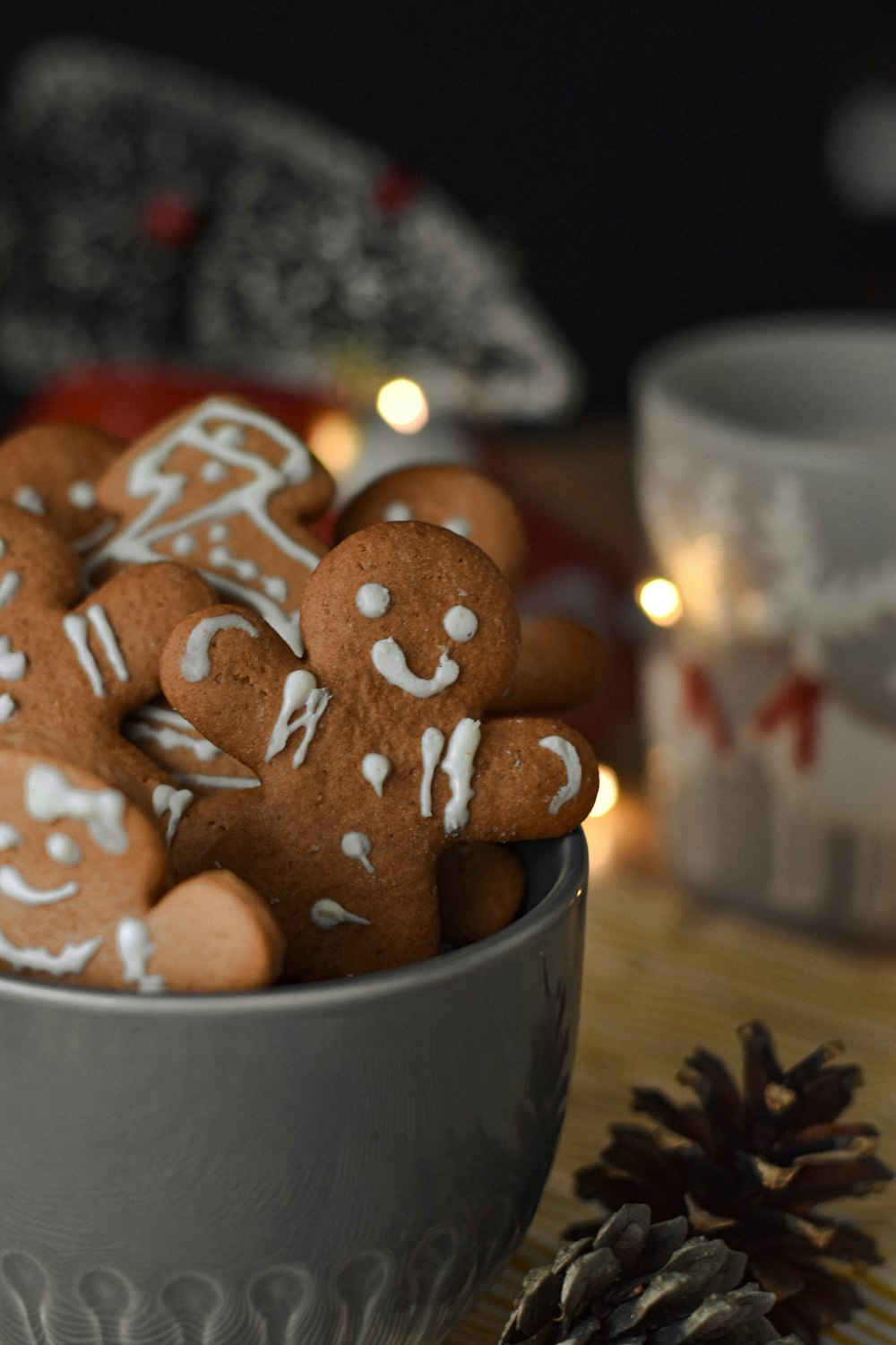 Galletas marrones en forma de corazón en un cuenco de cerámica blanca