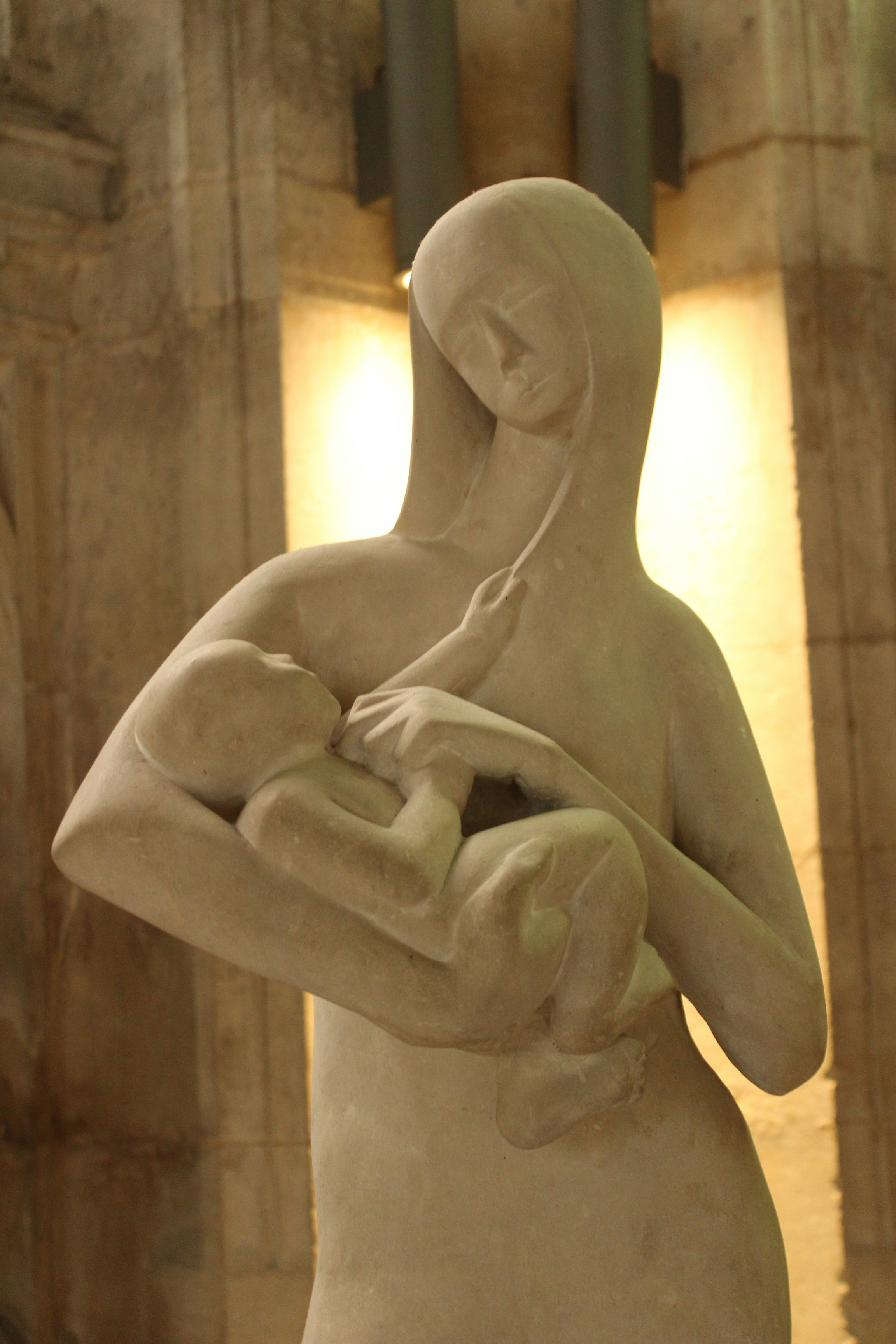 Statue d’ange en photographie en niveaux de gris