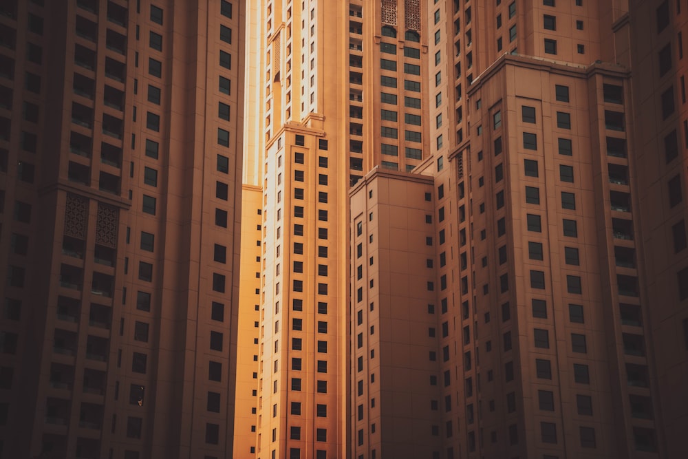 茶色と白の高層ビル