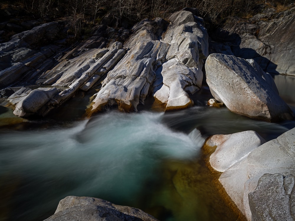 회색 바위가있는 회색 바위 강