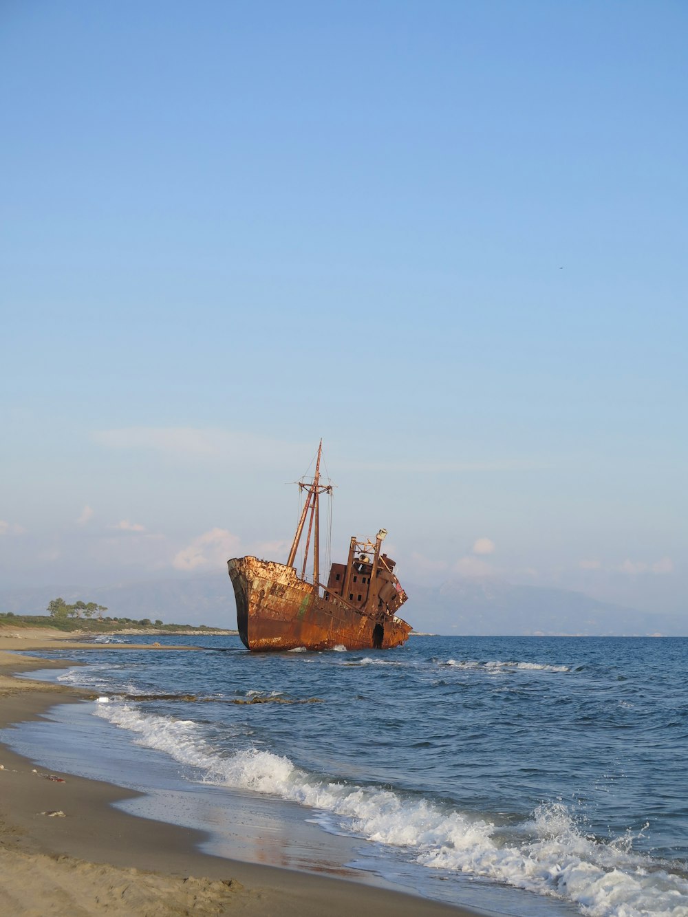 Braunes Schiff tagsüber auf See