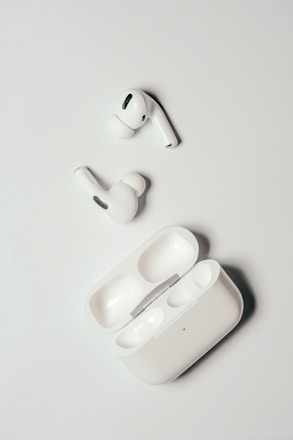 white apple earpods with case