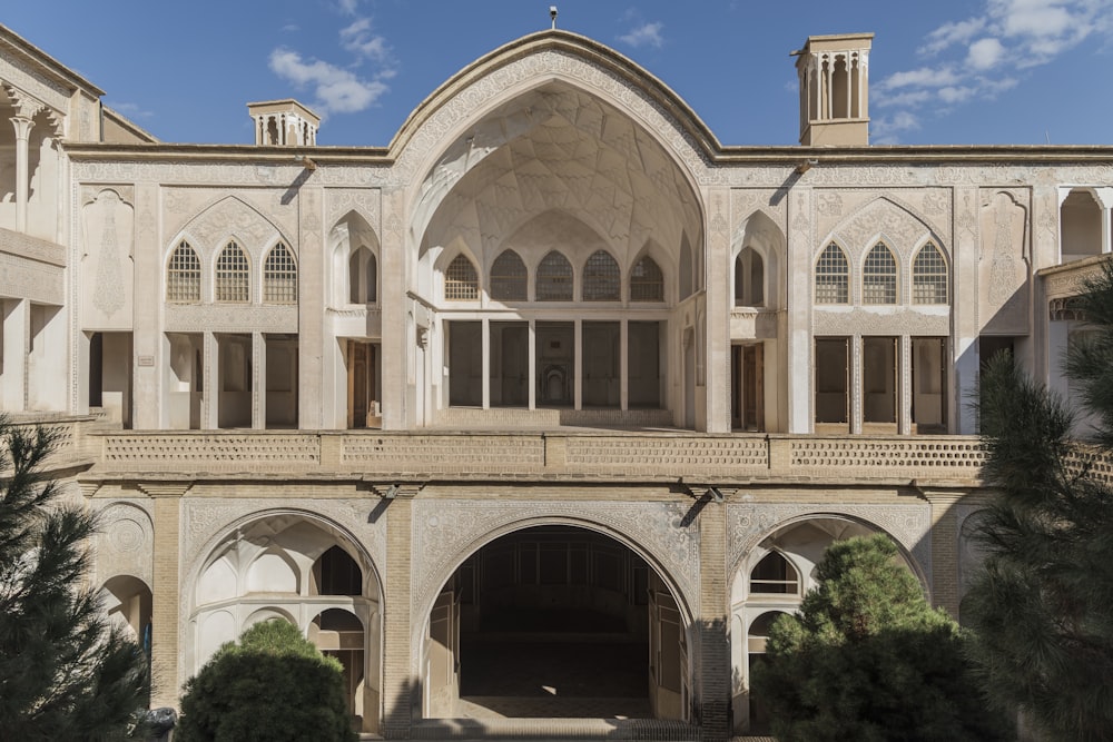 edificio in cemento bianco durante il giorno