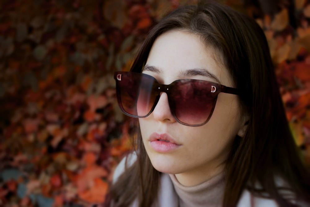 Foto Mujer con gafas de sol marrones y camisa blanca – Imagen