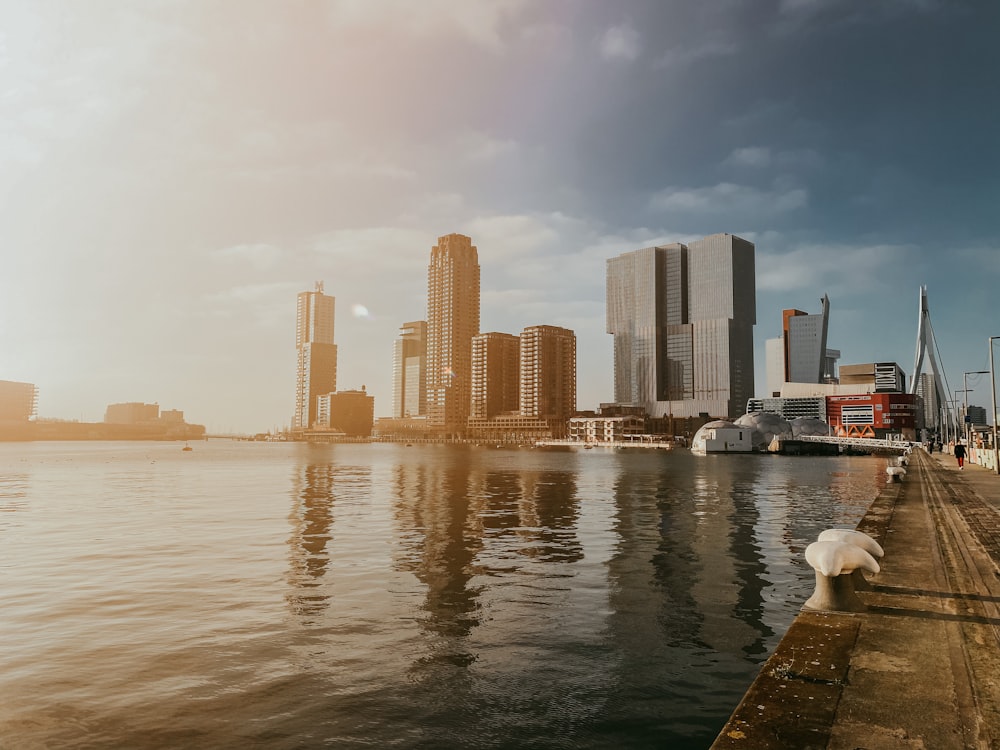 Bote blanco en el agua cerca de los edificios de la ciudad durante el día