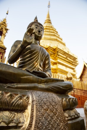 man in robe statue during daytime