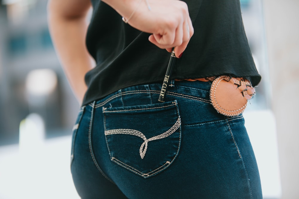 Frau in schwarzem Hemd und blauem Jeansrock