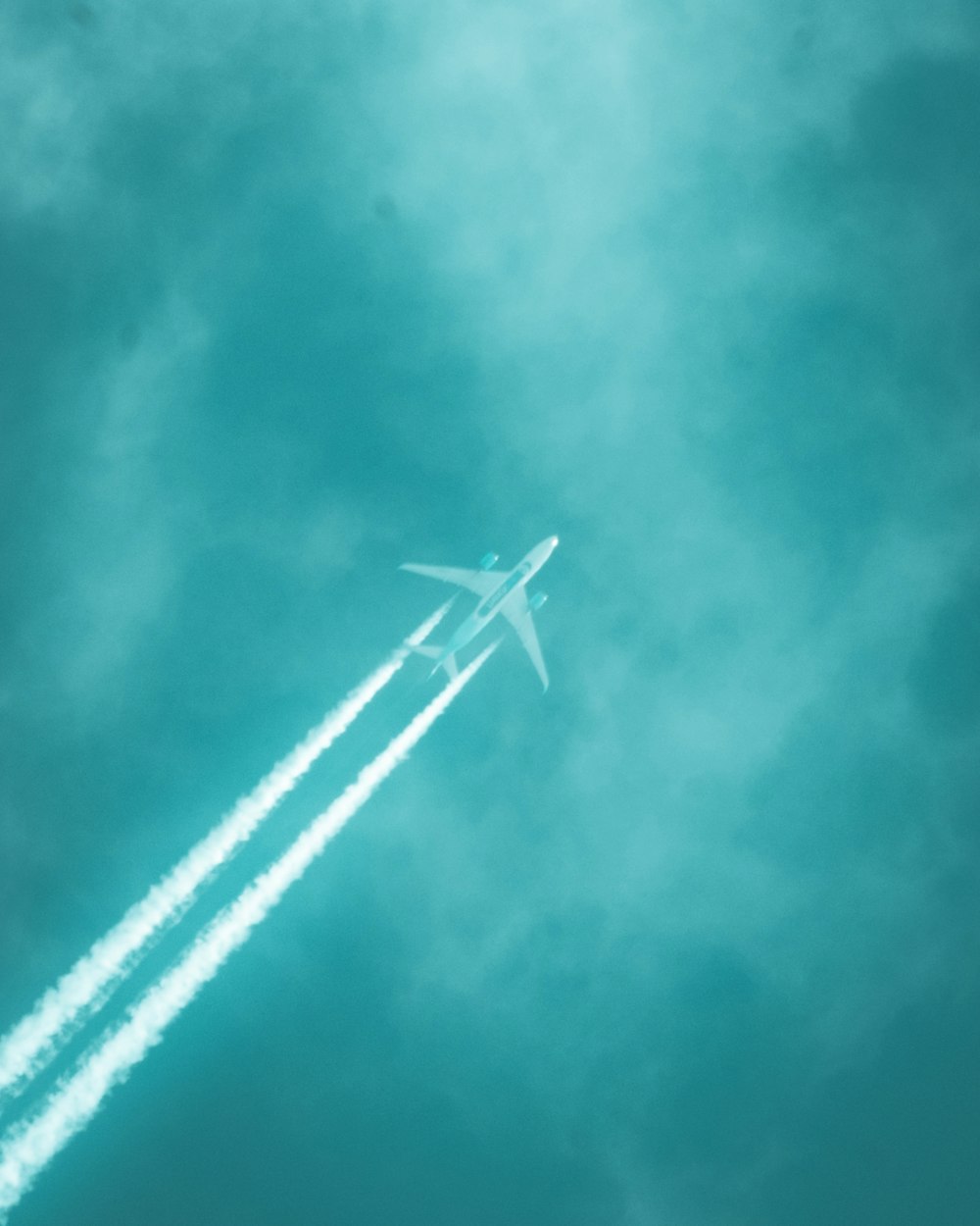 avion blanc volant dans le ciel