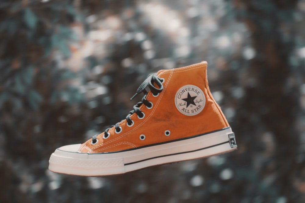 Foto zapatillas altas marrones converse all star – Imagen Marrón gratis en  Unsplash