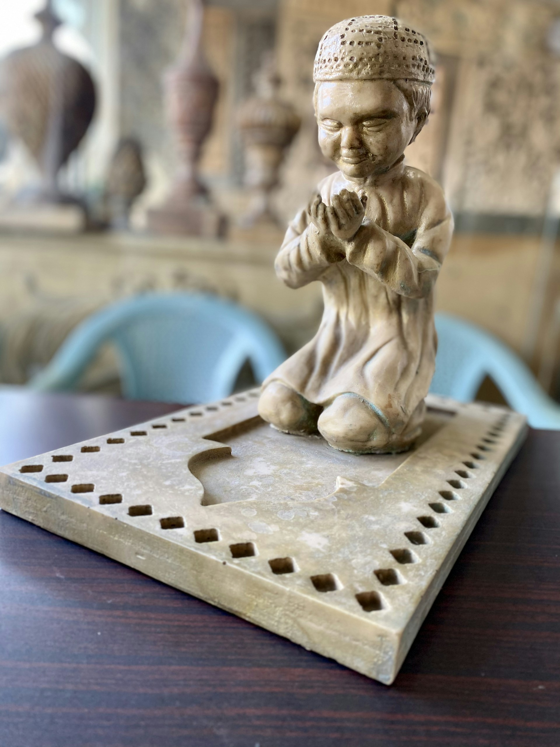 gray computer monitor