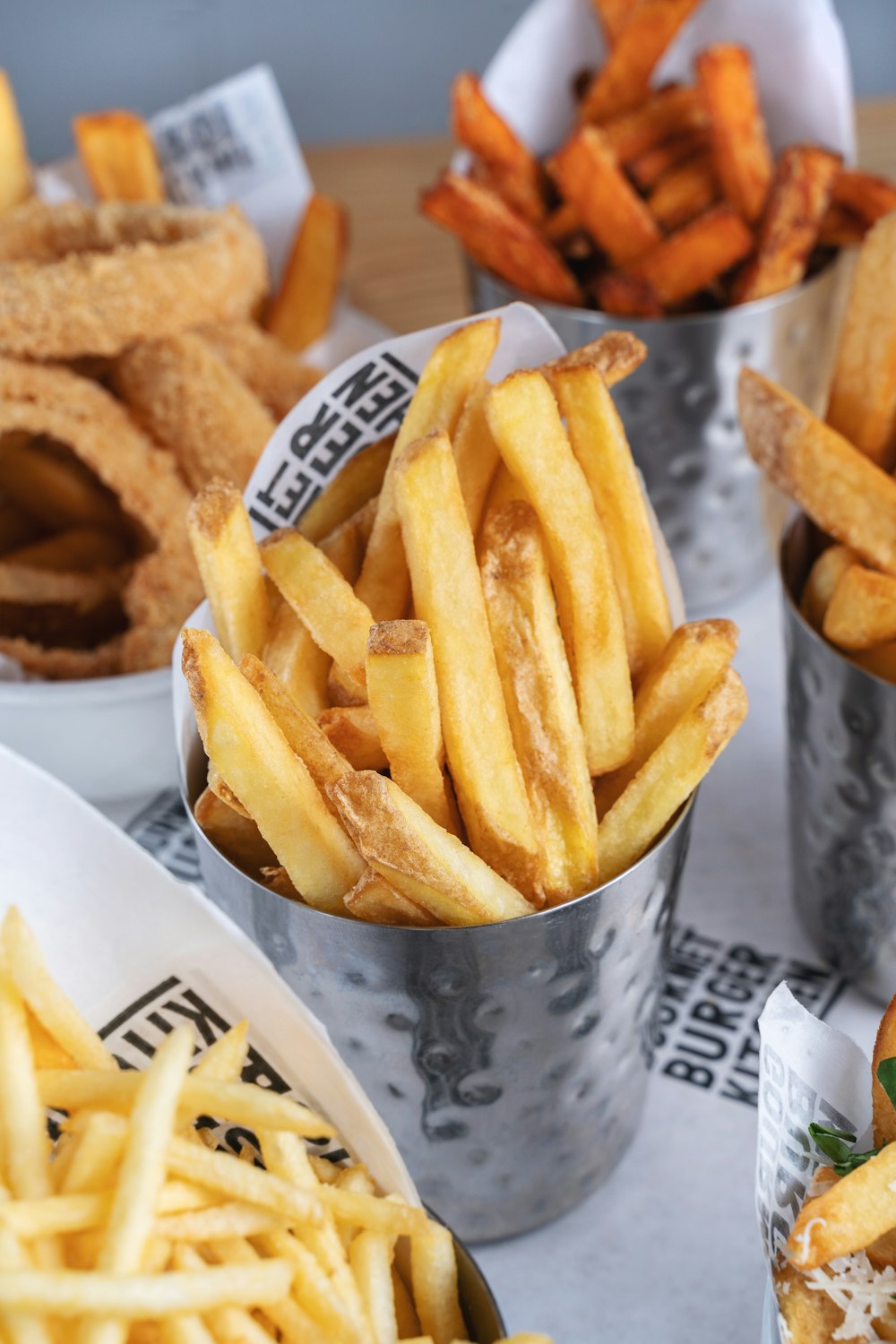 frites sur assiette en céramique blanche