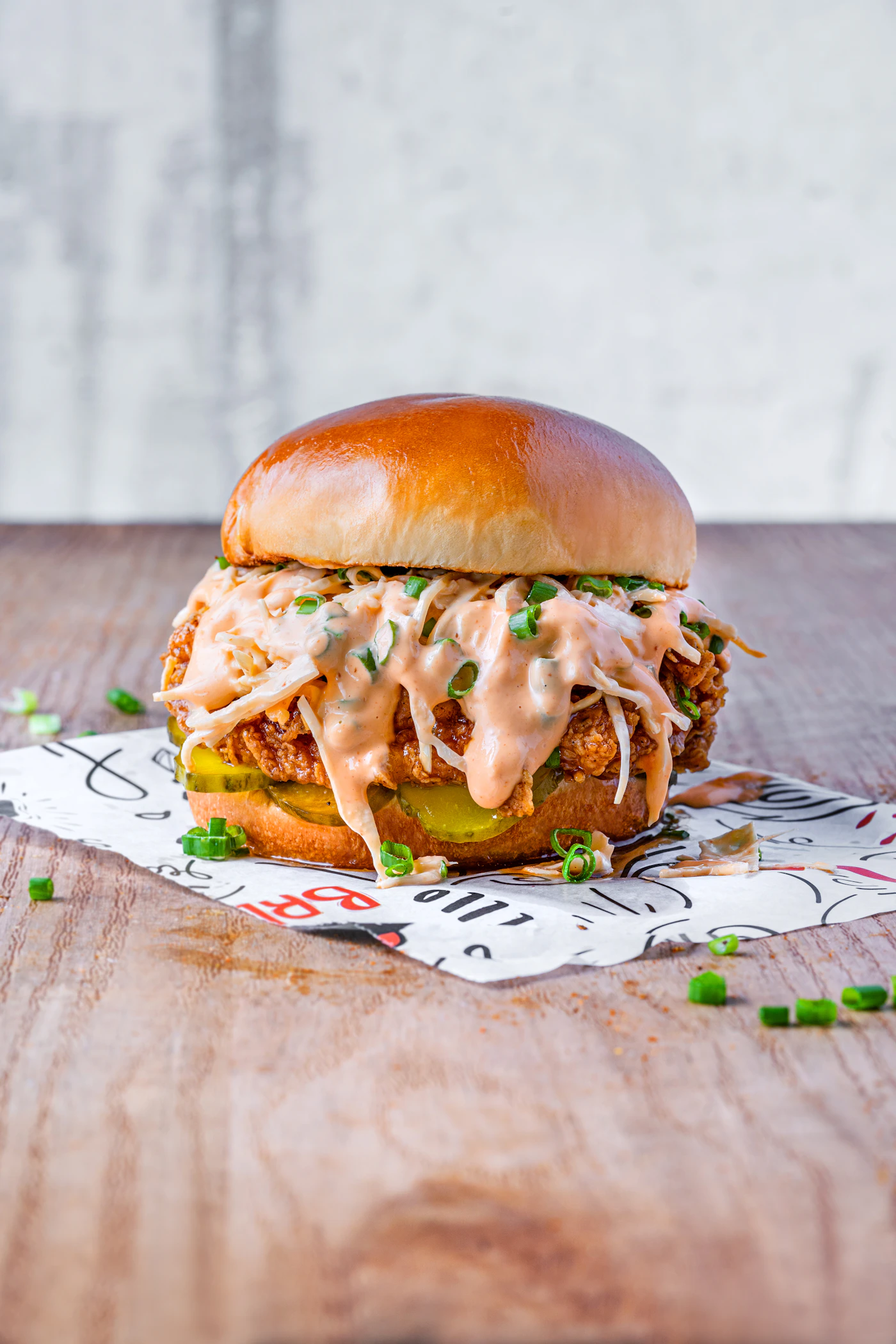 Burger de poulet, avocat et citron