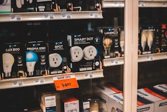 dispositivos eletrônicos brancos e pretos