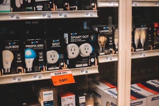 dispositivos eletrônicos brancos e pretos