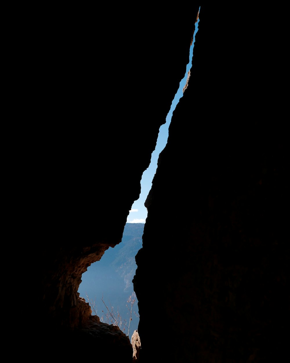 낮에는 빛이 있는 갈색 동굴
