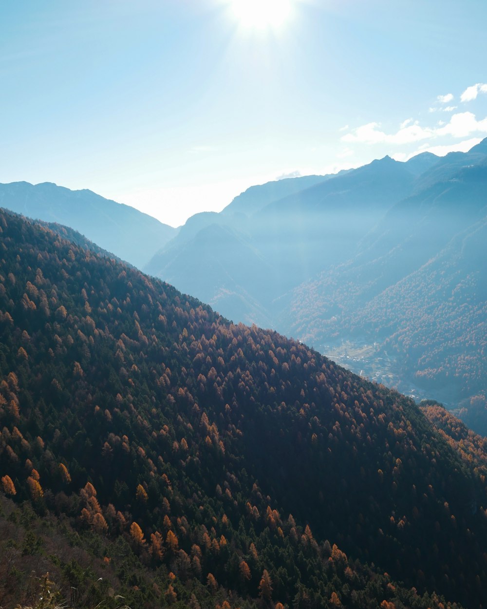 montanhas verdes sob o céu azul durante o dia