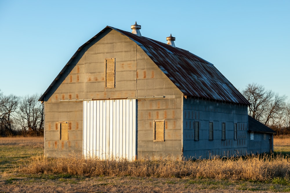 maison de grange en bois blanc et brun