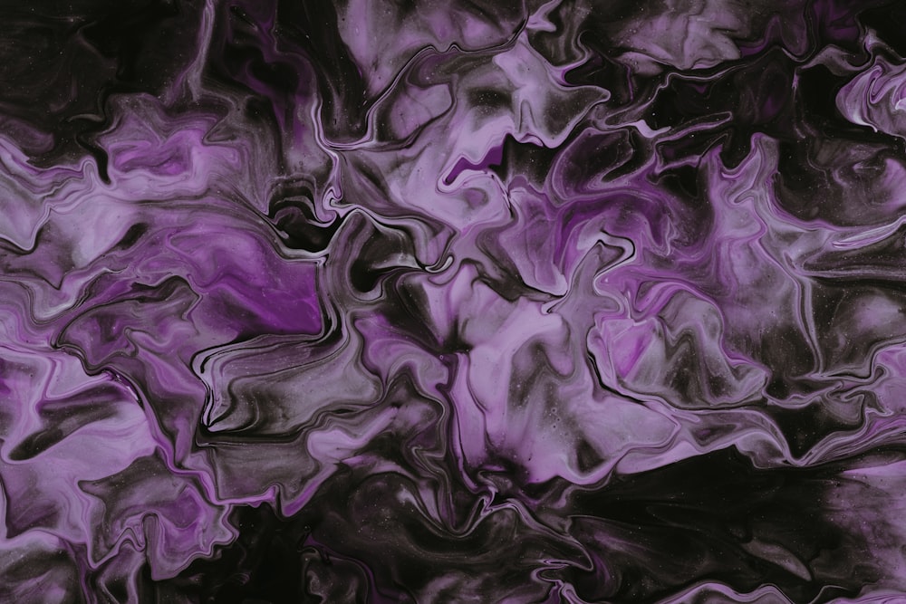紫と黒の抽象画