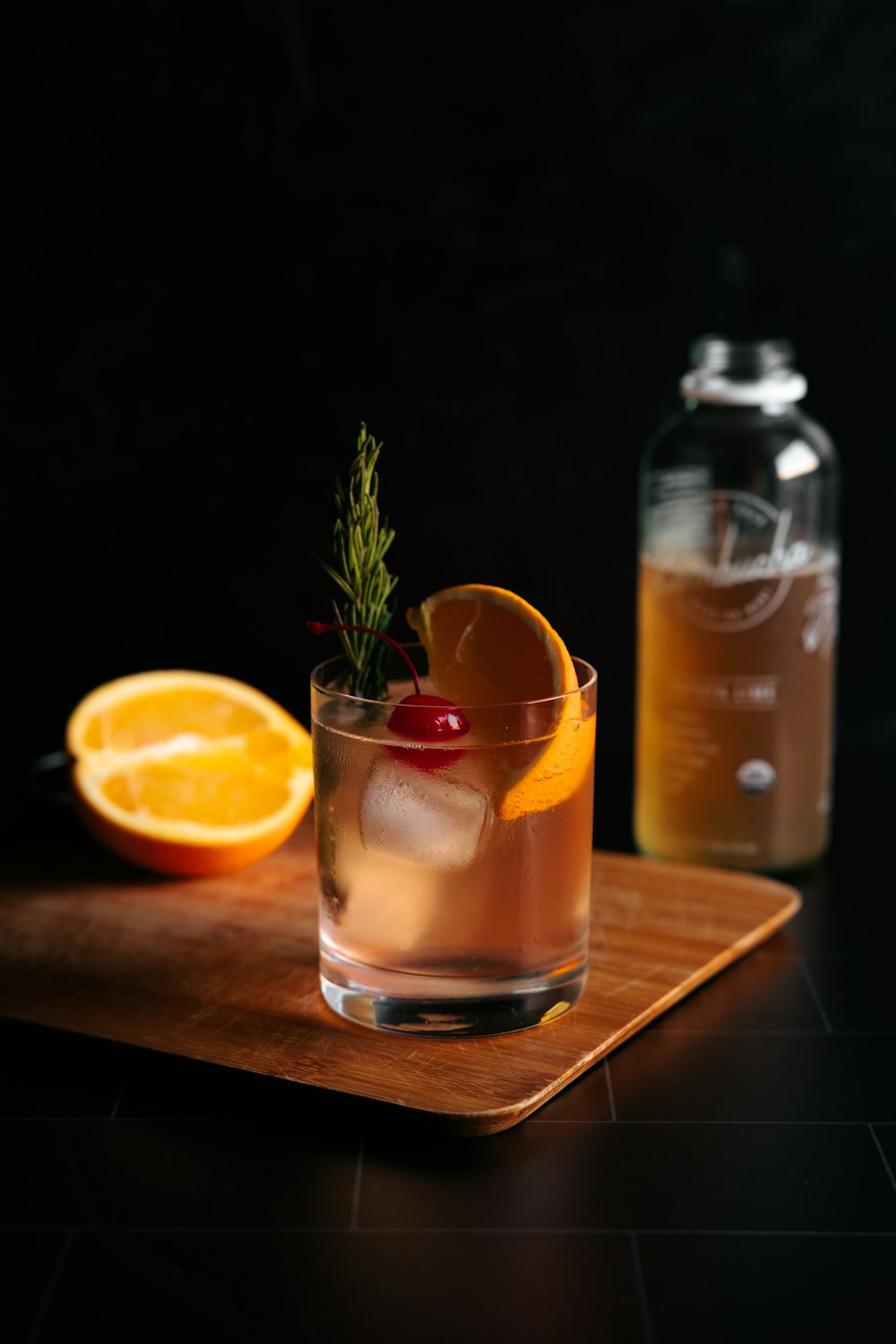 bicchiere trasparente con succo d'arancia