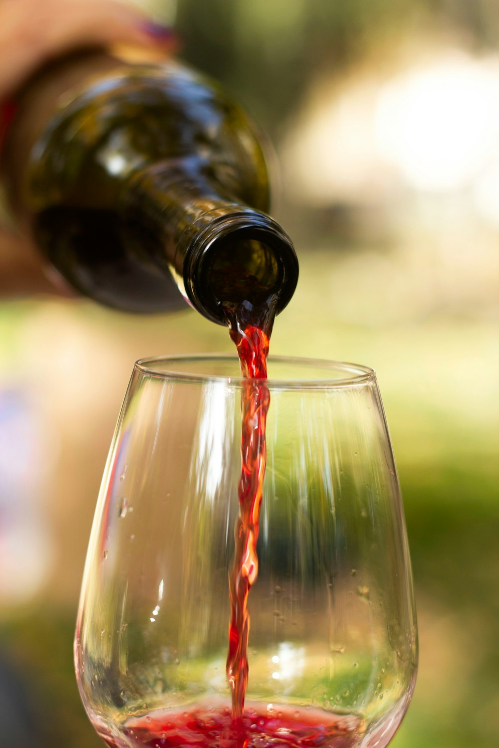 verre à vin transparent avec du vin rouge