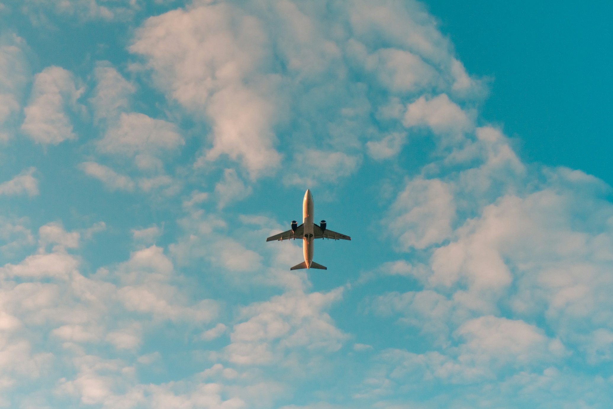 un aereo in volo al tramonto