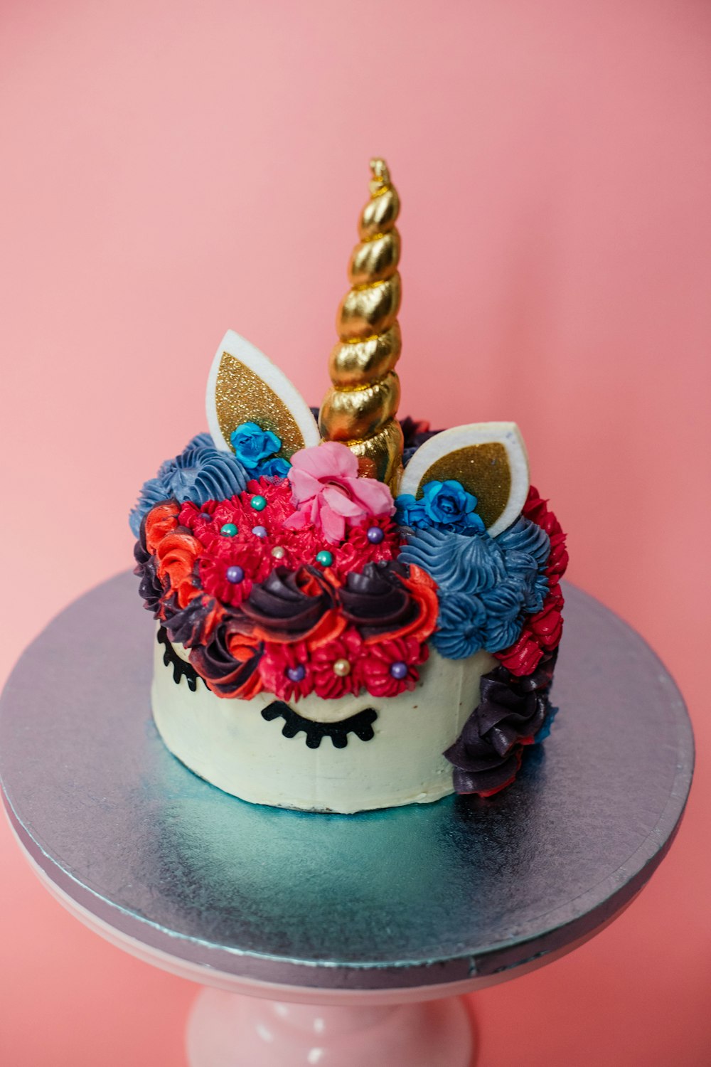 흰색과 분홍색 꽃 케이크