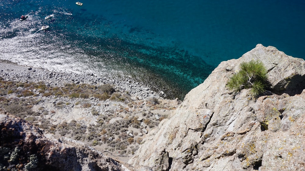 Formation rocheuse grise au bord de la mer bleue pendant la journée