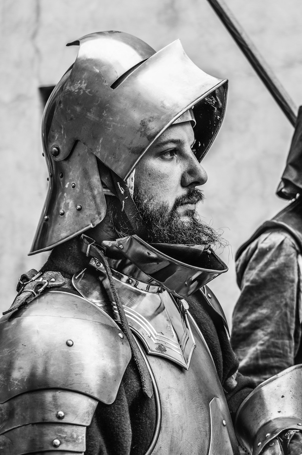 homme en veste en cuir noir portant un casque