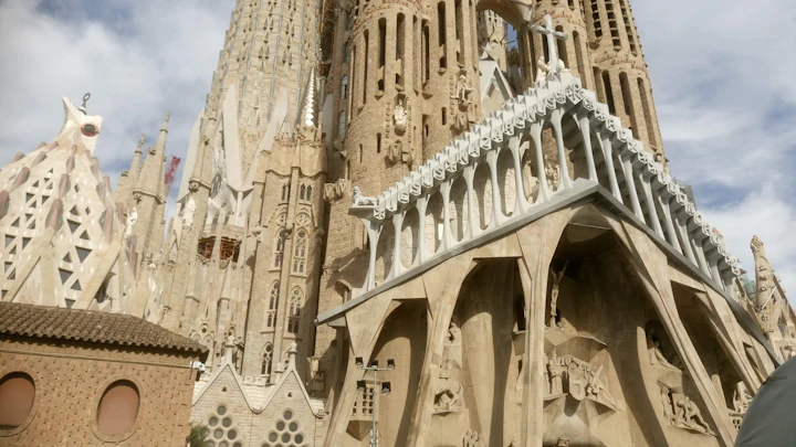 Gevel en torens van de Sagrada Família bij daglicht