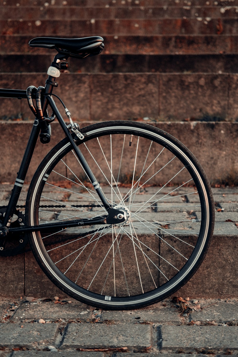 roda de bicicleta preta no piso de concreto marrom