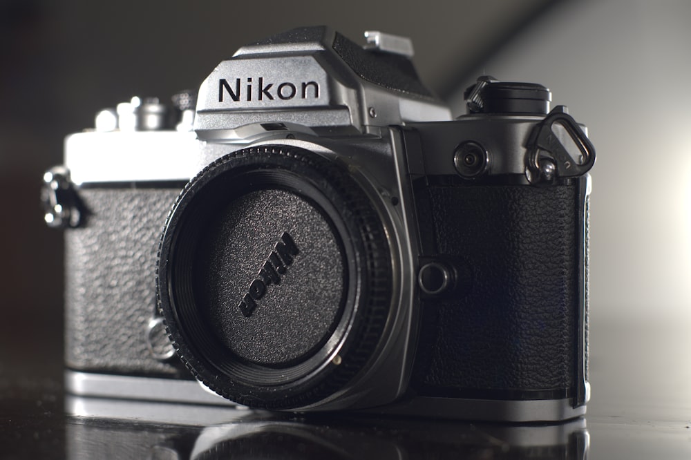 Cámara DSLR Nikon negra y plateada