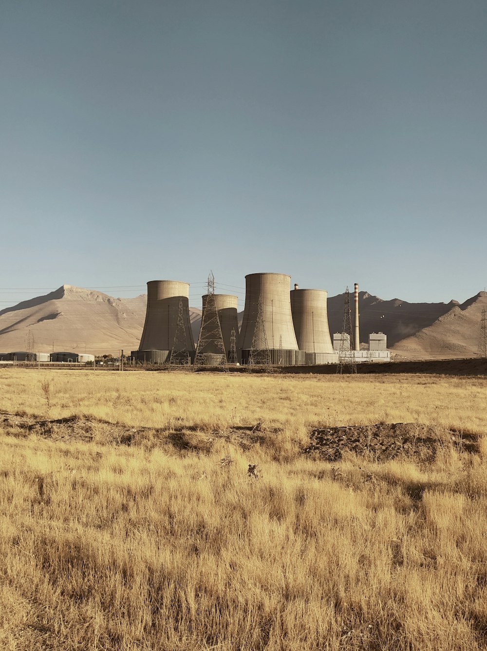 tanque de acero gris en un campo de hierba marrón durante el día