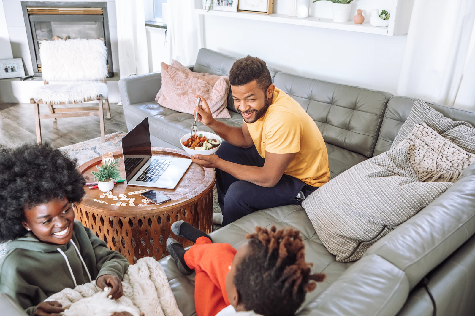Abraço entre familiares em reconciliação