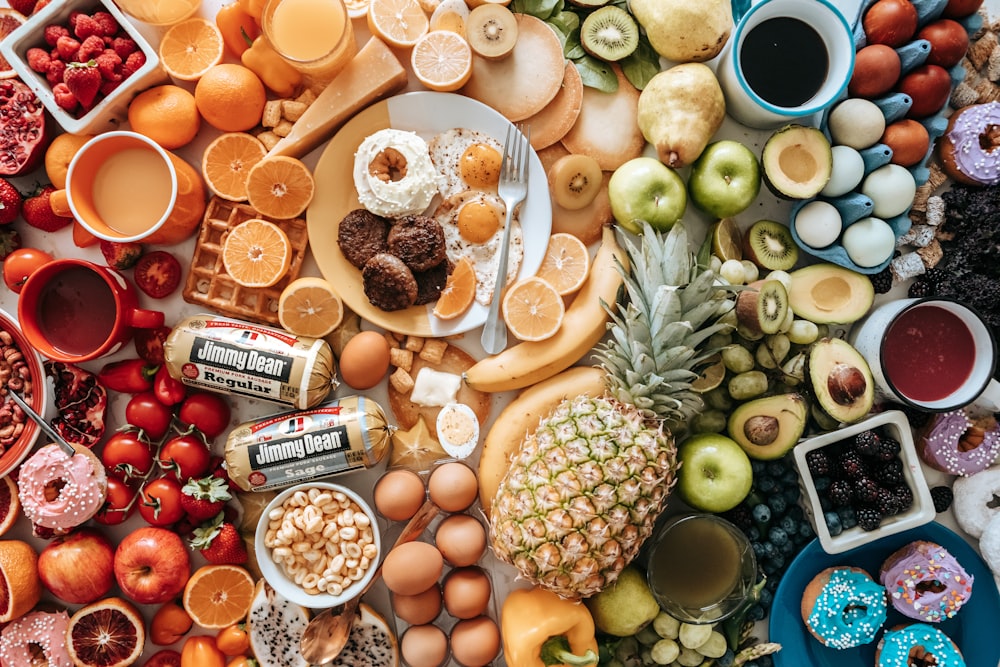 frutas variadas em tigelas de madeira marrom