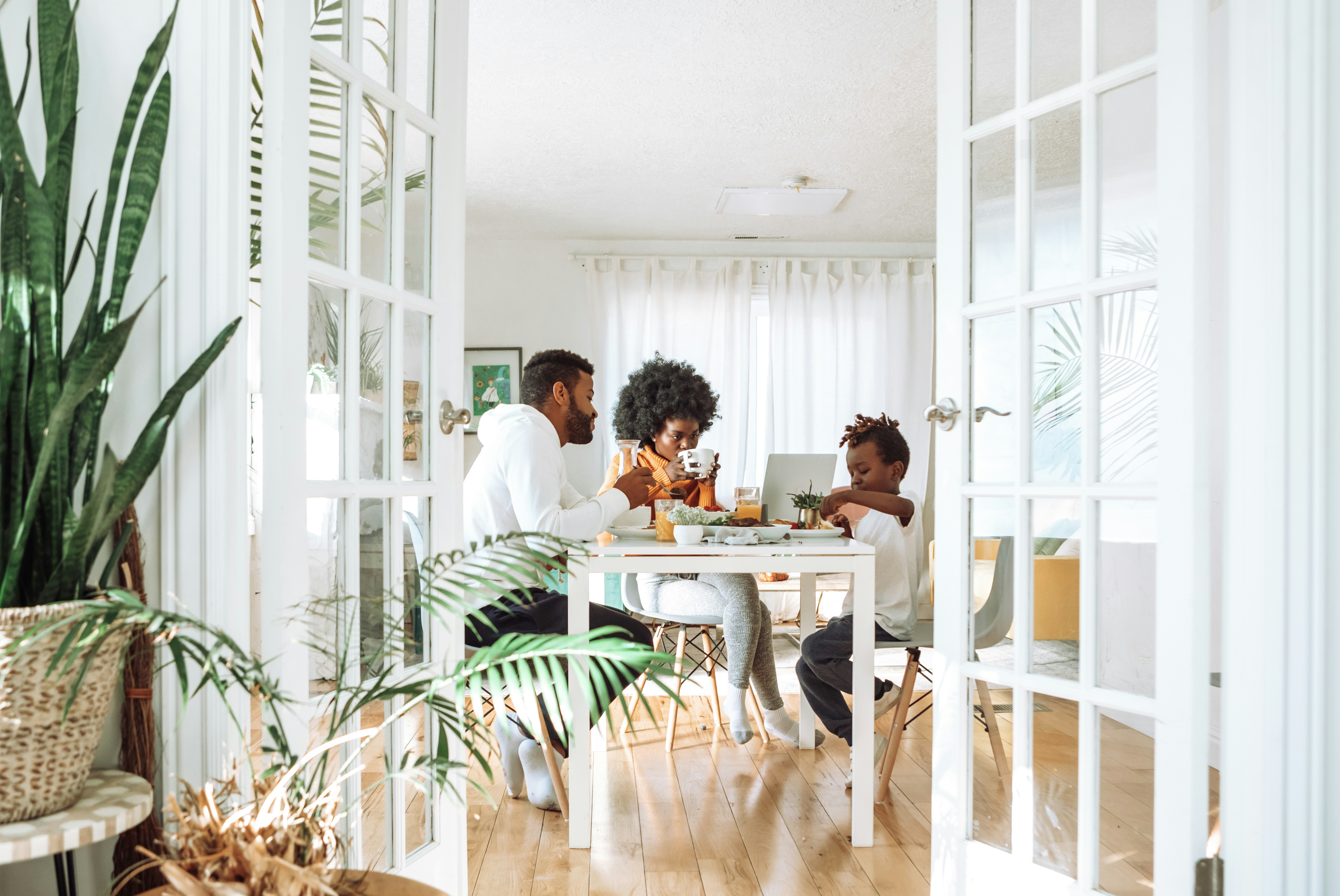 Une famille à table. | Photo : Unsplash