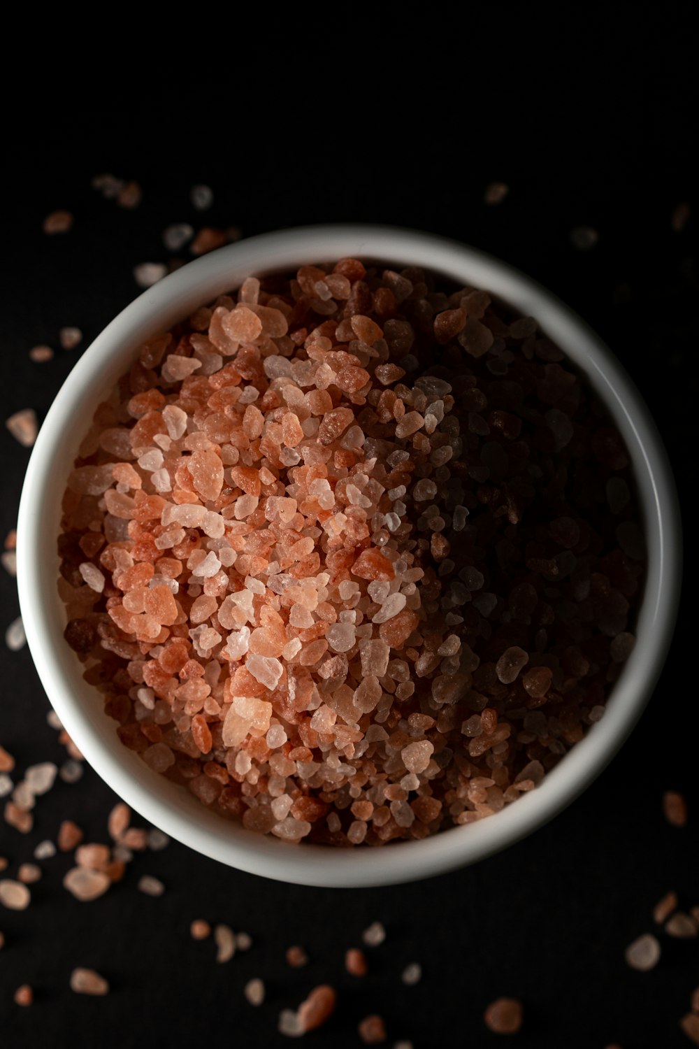 Frijoles marrones y blancos en un recipiente de cerámica blanca