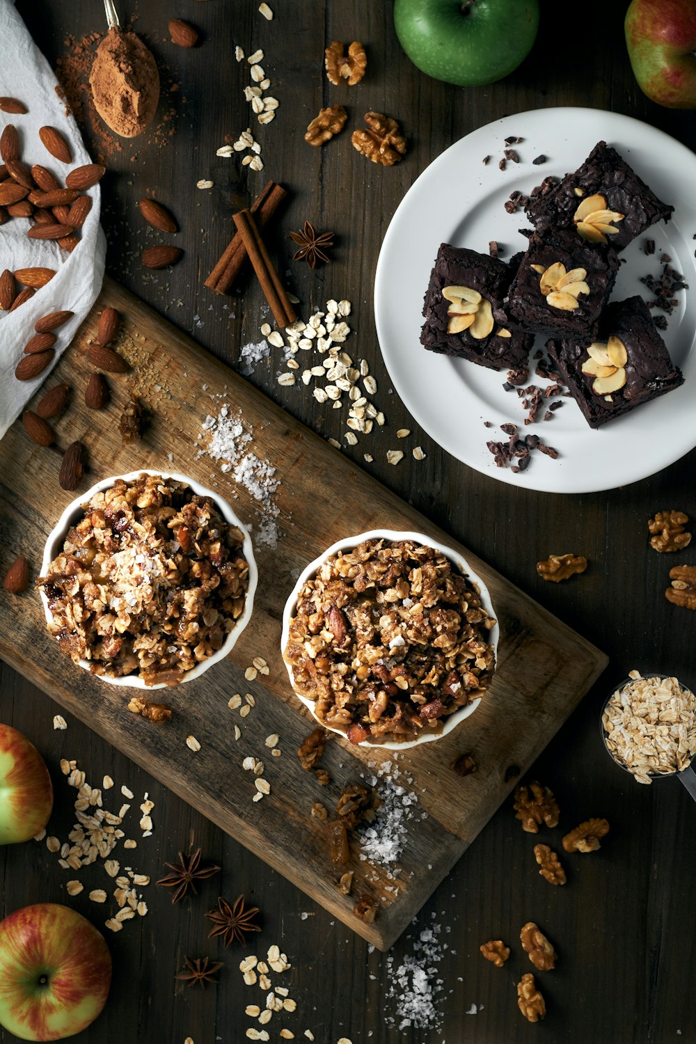 braune und weiße Keramikschalen auf braunem Holzschneidebrett