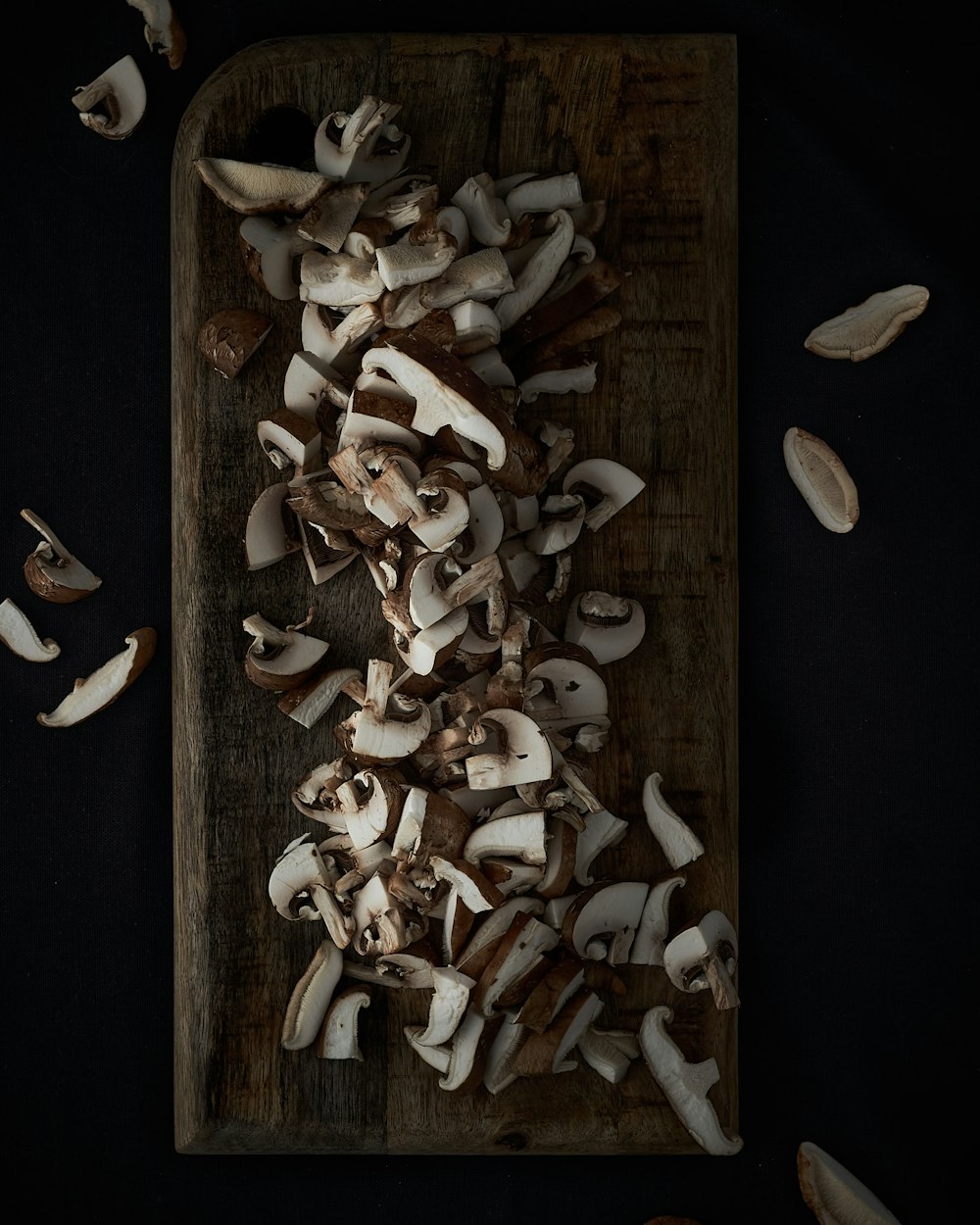 weiße und braune Pilze auf braunem Holztisch