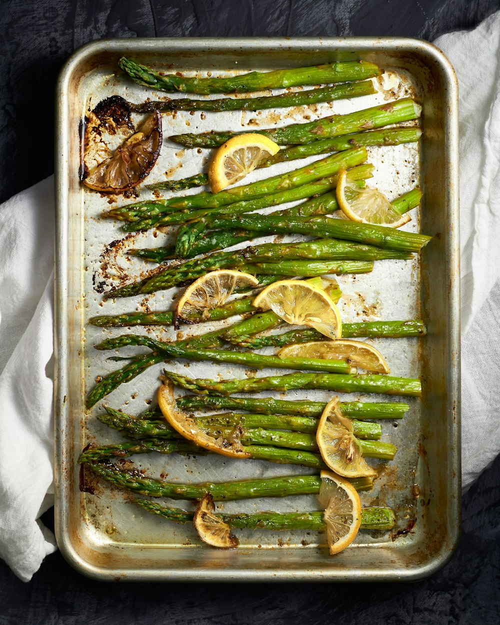 Légumes verts sur plateau en acier inoxydable