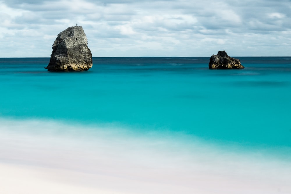 Formazione rocciosa marrone sull'acqua blu del mare durante il giorno