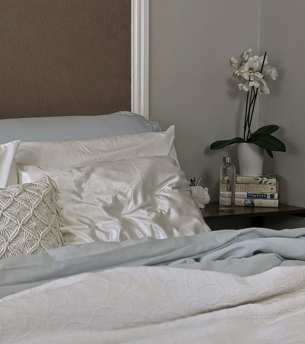 weiße und graue florale Bettwäsche