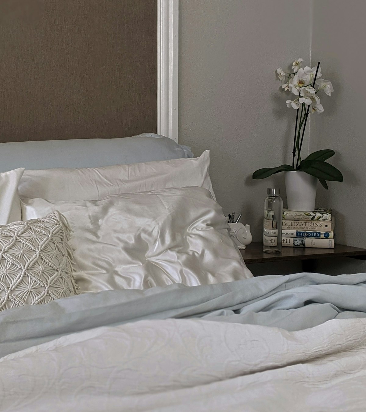 White and gray bed linen