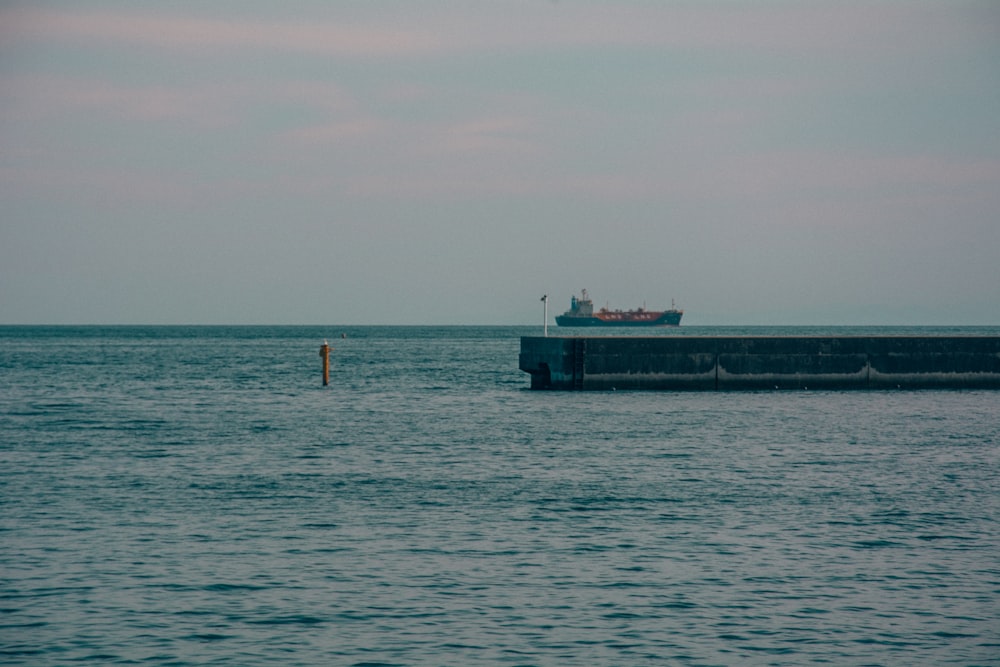 weißes und schwarzes Boot auf See unter weißem Himmel tagsüber