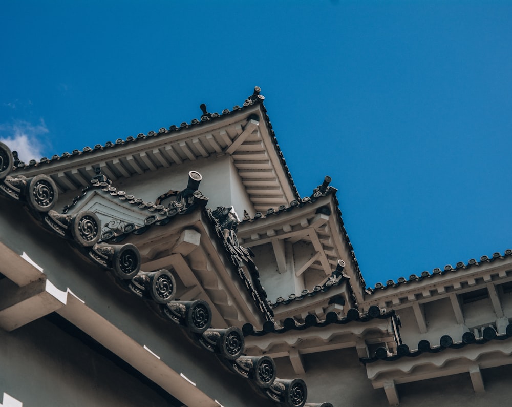 Braun-weißes Betongebäude unter blauem Himmel tagsüber