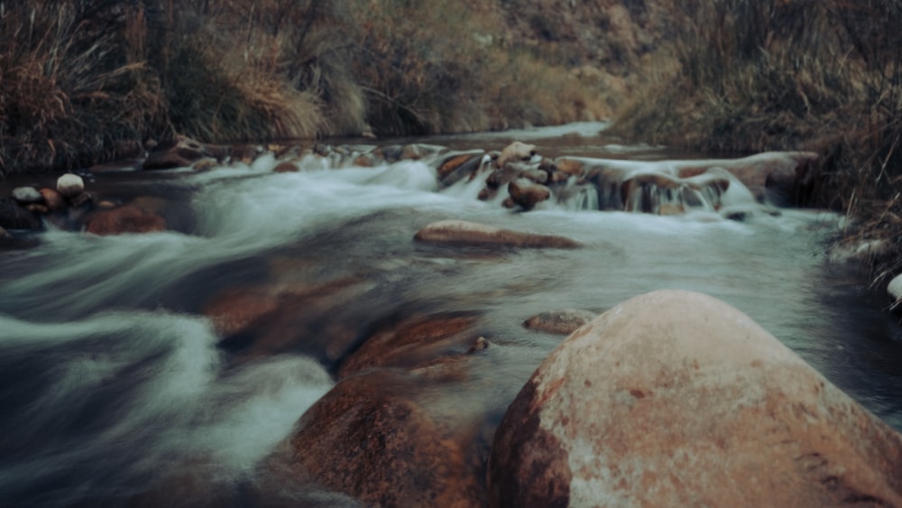 Formación de roca marrón cerca del río durante el día