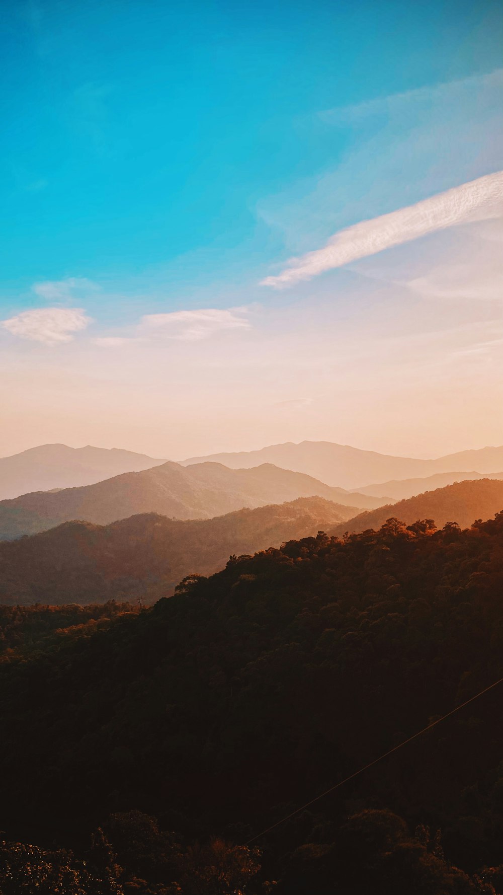 Silhouette der Berge unter blauem Himmel tagsüber