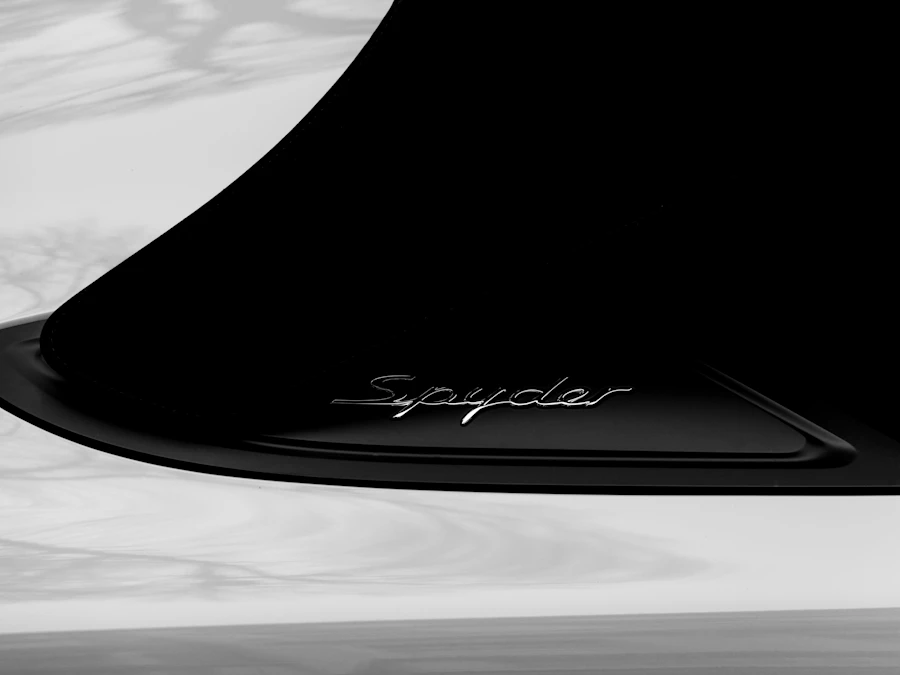 Detail van een Porsche Spyder in zwart-wit