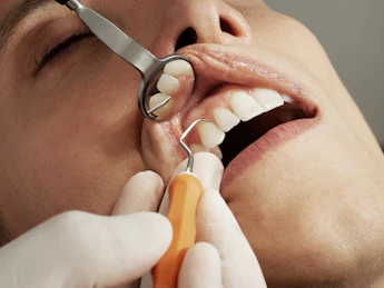 Professionelle Zahnreinigung Türkei — Zahnstein entfernen bei Designed Smiles İzmir